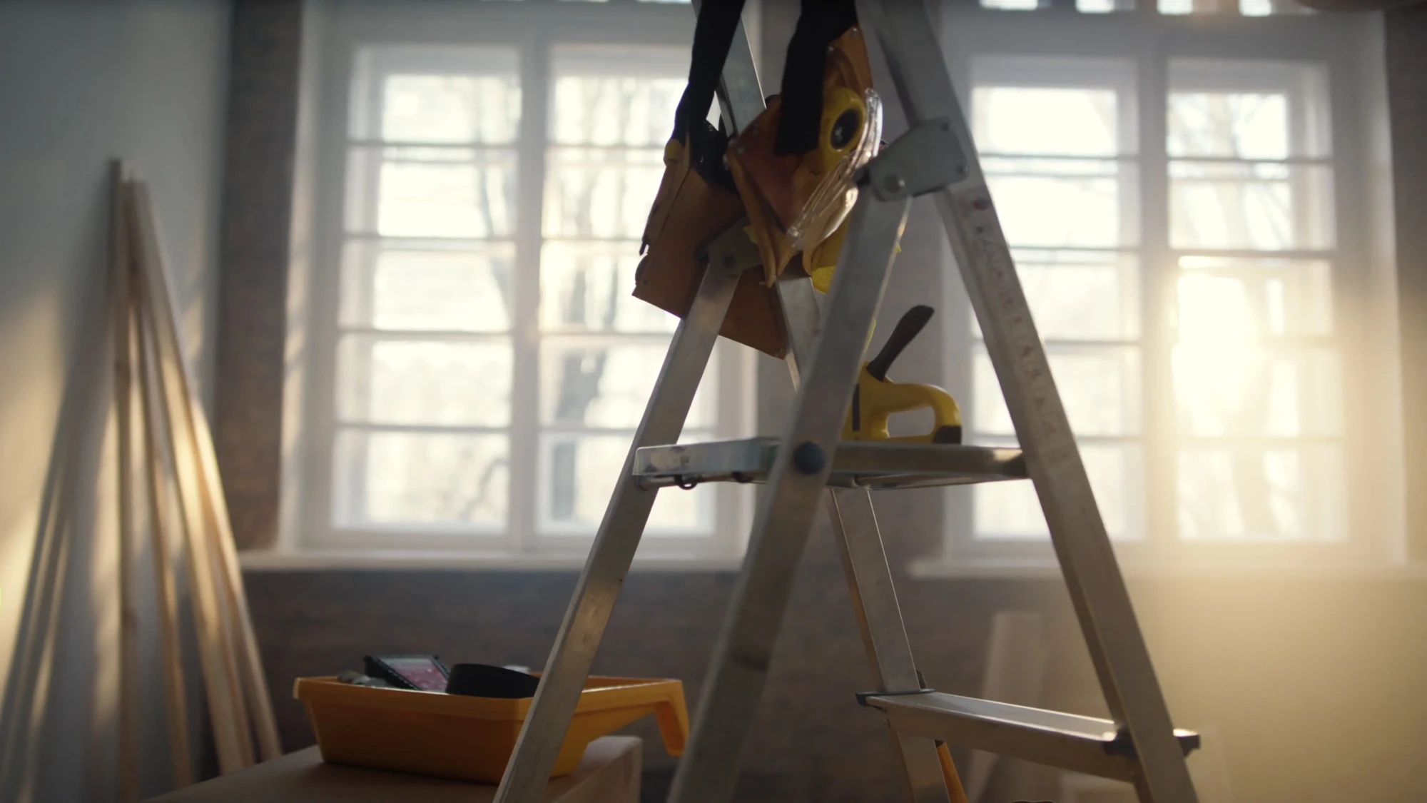 echelle-et-outils-de-construction-dans-un-nouvel-appartement-concept-de-renovation-faites-le-vous-meme